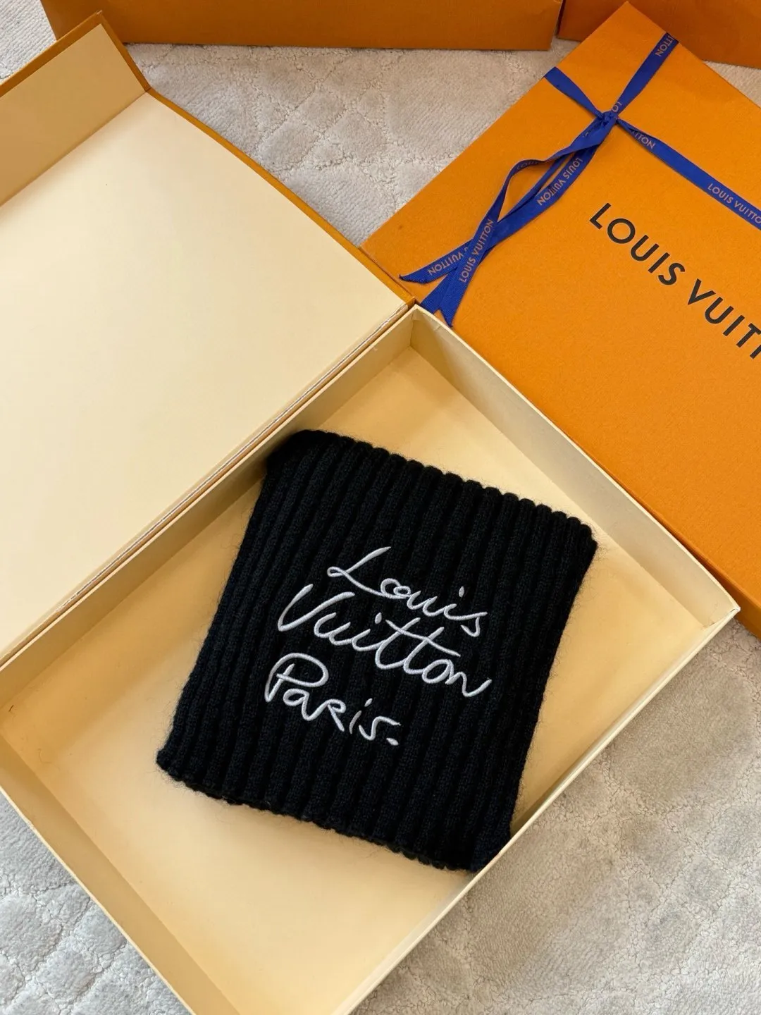 LOUIS VUITTON autumn and winter ski series scarf ●Original version: 5450 purchase and development ●Item number: 1682012-B05 ●Fabric: wool blended fabric ●Technology: knitted production ●Color: black/white ●Version: fitted version ●Description: This Louis Vuitton scarf is made of high-count fine cashmere blended material and is woven through 12-needle precision vertical pit strip knitting technology. The texture is uniform and fine, with both softness and drape. The "Louis Vuitton Paris" logo on the front of the scarf is presented using a three-dimensional embroidery process: it is first shaped with embroidery thread of the same color, and then three layers of gradient stitching are added to make the font outline clear and textured, and blend naturally with the knitted fabric. The finished product is steam pre-shrunk and hand-ironed to ensure dimensional stability and fluffy touch. The packaging uses the brand's exclusive gift box. From material selection to detailed craftsmanship, the production standards of the brand's high-end line are continued, taking into account warmth retention and decoration. The overall wiring is straight and delicate, the fabric is comfortable and soft, and the color is consistent without color difference. It can be matched with the same style to create a fashionable look and control various occasions. Customized accessories, complete with three standards, same style for men and women!
